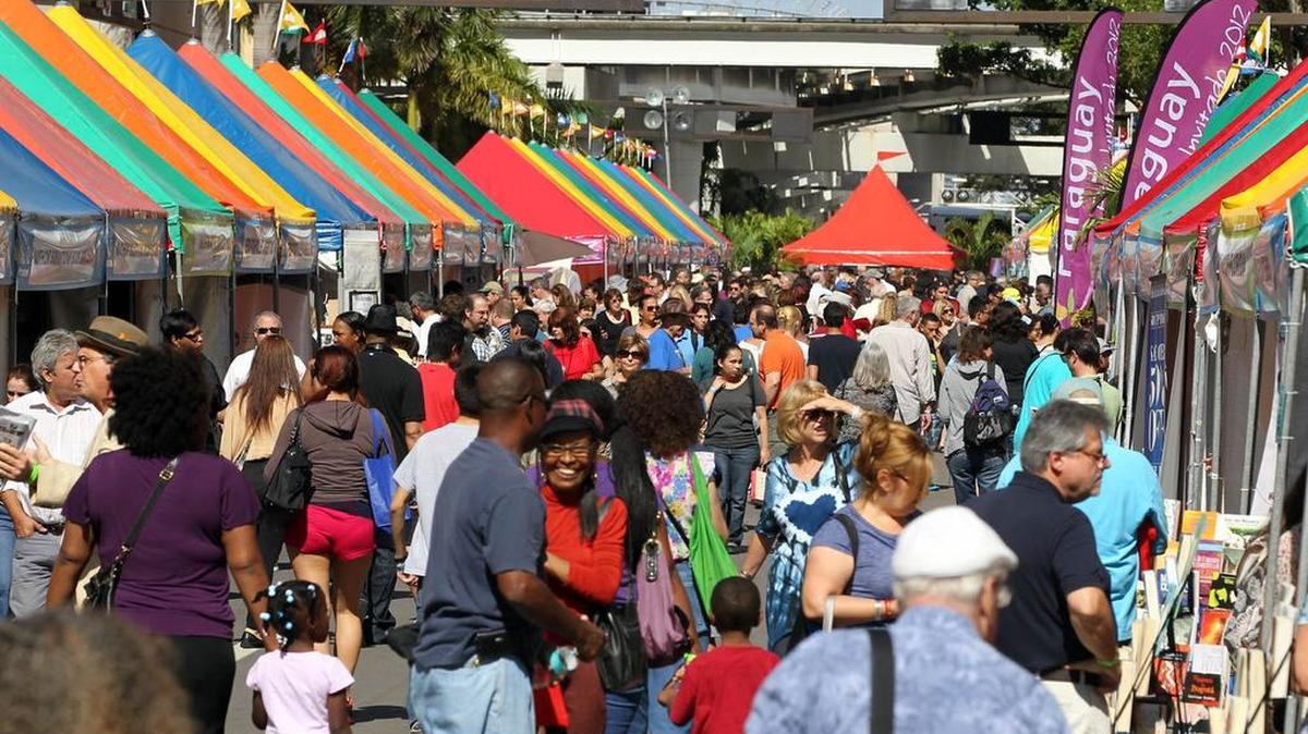 Foto de archivo. Amantes de los libros se congregan en la Feria Internacional del Libro de Miami, que se celebra cada año en el recinto Wolfson del Miami Dade College, en el downtown.
