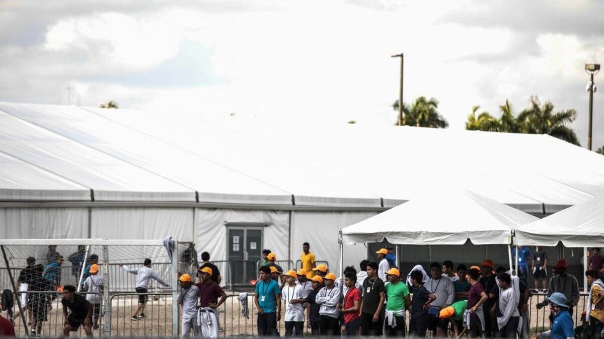 Cientos de niños juegan en el patio del Centro de Detención para Menores No Acompañados en Homestead, el viernes, 17 de mayo.