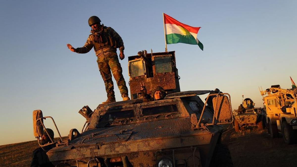 Kurdos iraquíes se preparan para recuperar la ciudad de Sinjar, ocupada por combatientes del Estado Islámico, el pasado 12 de noviembre.