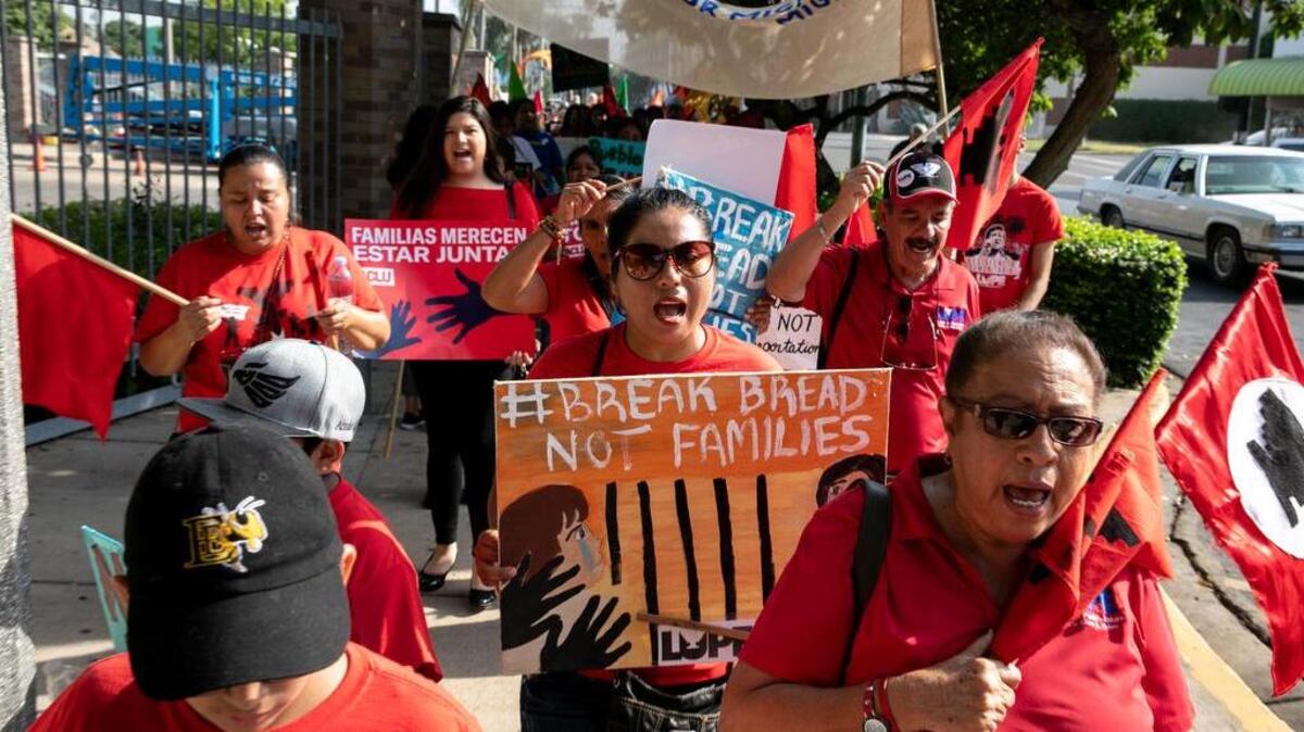 Manifestantes protestan contra la política migratoria del presidente Trump en la ciudad texana de McAllen. El gobierno federal incumplió el plazo para reunir a todas las familias separadas en la frontera con México.