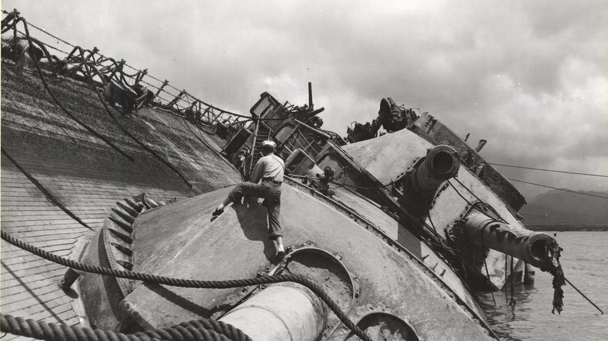 El USS Oklahoma fue hundido por la aviación japonesa en el ataque a Pearl Harbor, Hawai, el 7 de diciembre de 1941.