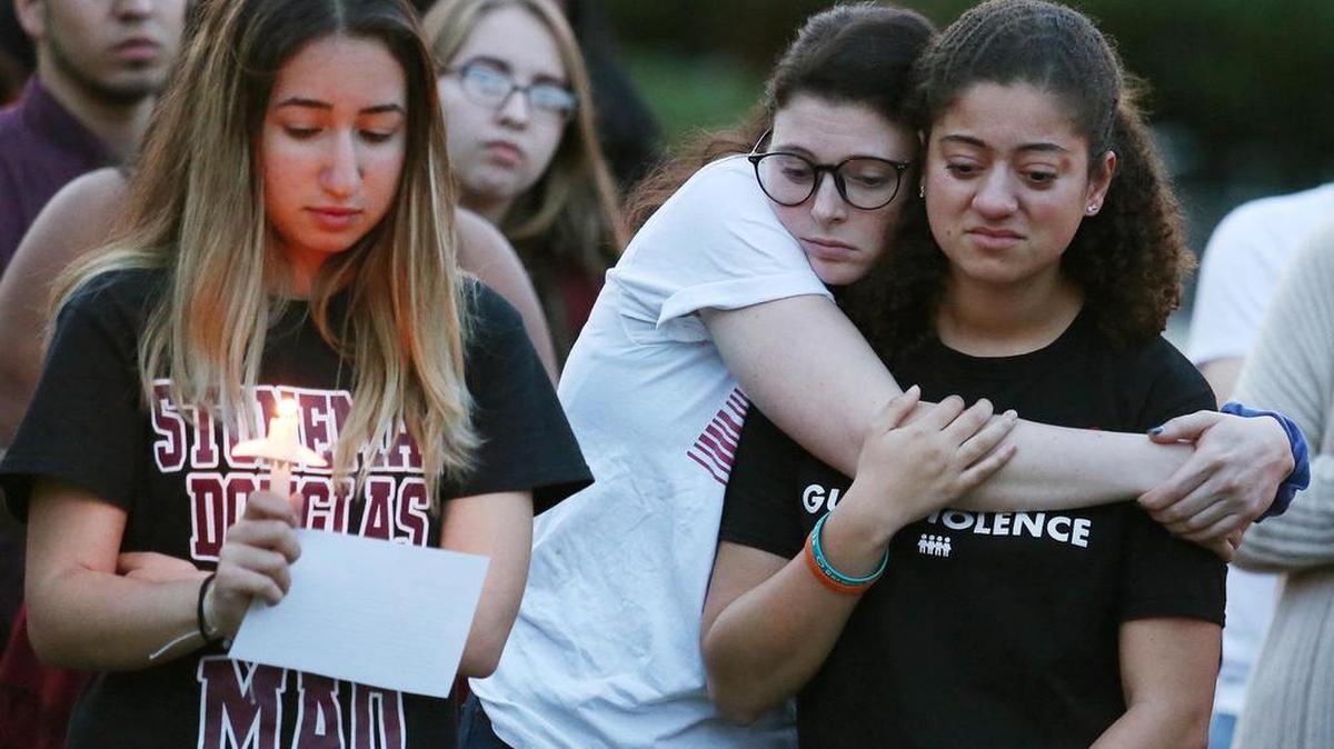 Estudiantes de la Universidad Central de Florida rinden tributo a las víctimas de la matanza en Parkland, el jueves en el campus del centro educativo en Orlando. El 14 de febrero se cumplió un año de la tragedia en la secundaria Marjory Stoneman Douglas, en donde 17 estudiantes y maestros fueron asesinados a balas por un ex estudiante.