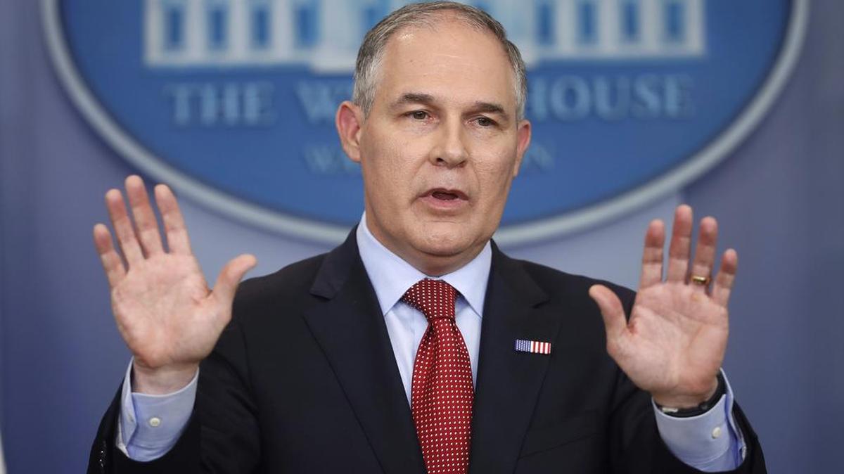 El director de la Agencia de Protección Ambiental, Scott Pruitt, piensa que hay demasiadas regulaciones sobre el medio ambiente.
