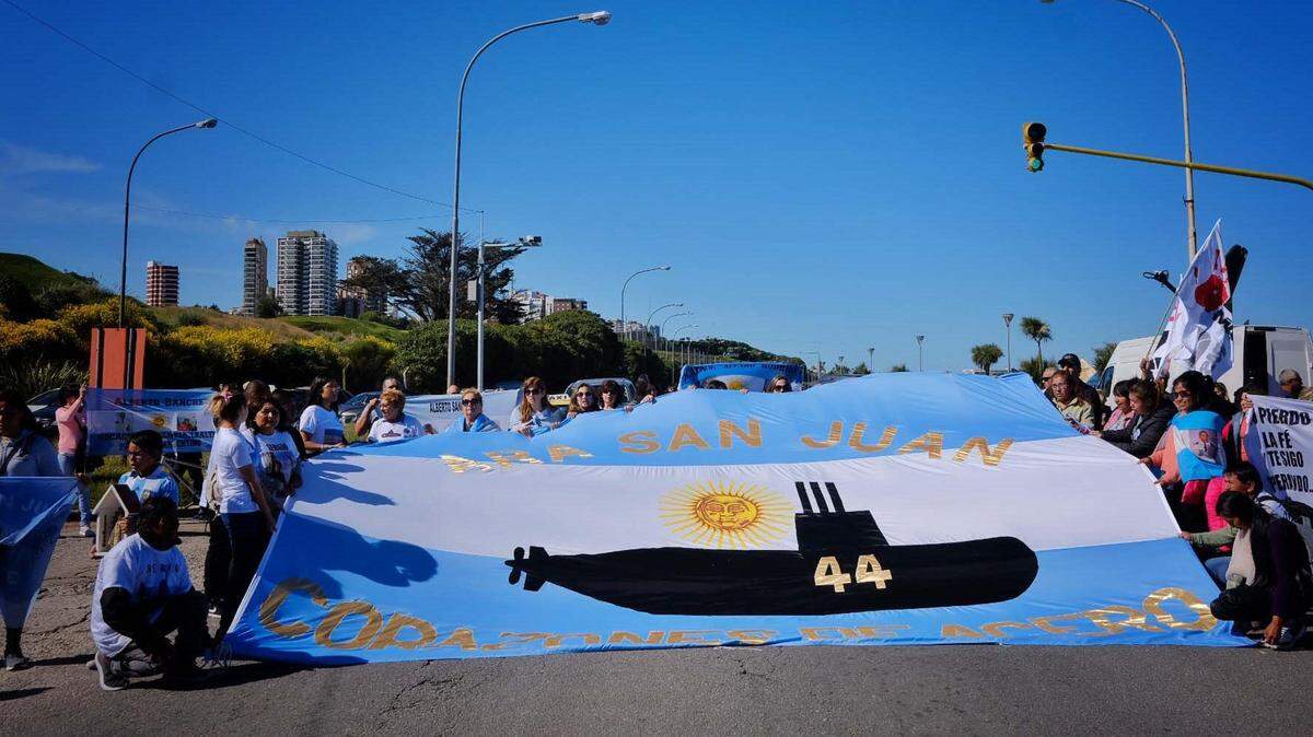 Familiares de los 44 tripulantes del submarino argentino ARA San Juan se manifiestan el 18 de noviembre en Mar del Plata (Argentina). Familiares de los tripulantes del submarino, que estuvo desaparecido más de un año en el Atlántico y fue localizado el 17 de noviembre, reclamaron que la nave sea reflotada y ayude a conocer la verdad de lo que pasó.