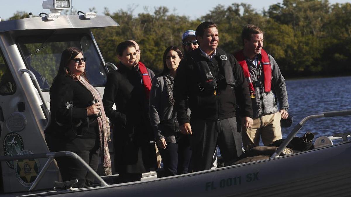 El gobernador de la Florida, Ron DeSantis, visita una estación de investigación de la Florida Gulf Coast University, en jueves Bonita Springs.