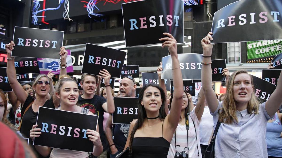 Manifestantes se reúnen en la plaza neoyorquina de Times Square, el miércoles pasado, para protestar contra la prohibición de los transgéneros en las fuerzas armadas ordenada por el presidente Trump.