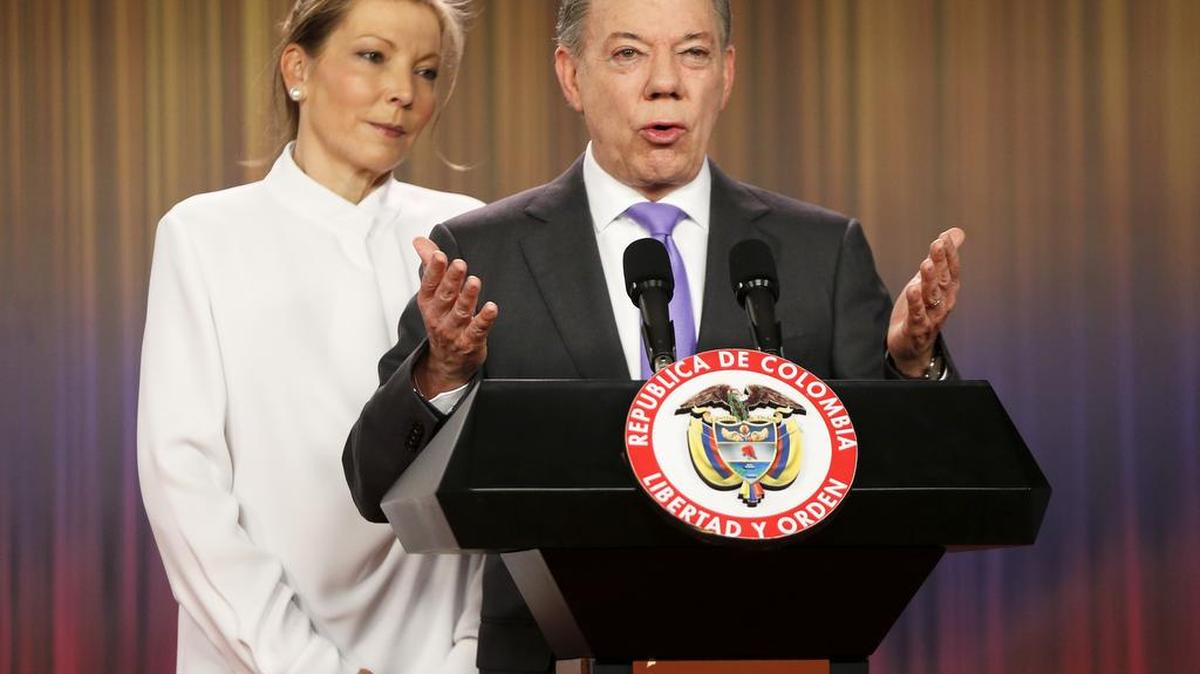 El presidente de Colombia, Juan Manuel Santos, habla con la prensa junto a su esposa, María Clemencia Rodríguez, en el Palacio Presidencial en Bogotá, el 7 de octubre. Santos ganó ese día el premio Nobel de la Paz.