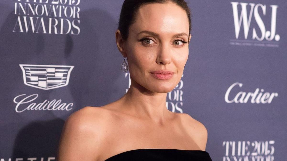 Angelina Jolie en una premiación de innovadores, WSJ. Magazine 2015 Innovator Awards, en el Museo de Arte Moderno de Nueva York, el 4 de noviembre. Jolie es una de las actrices que ha hecho un excelente trabajo con organizaciones como Naciones Unidas.