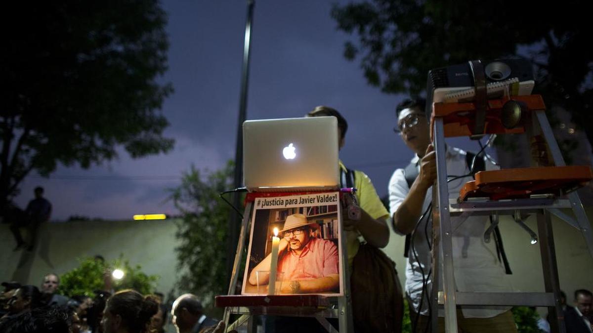 Un par de jóvenes proyectan una presentación de diapositivas con una foto del periodista asesinado Javier Valdez, durante una protesta frente al Ministerio del Interior en la Ciudad de México, el martes 16 de mayo de 2017.