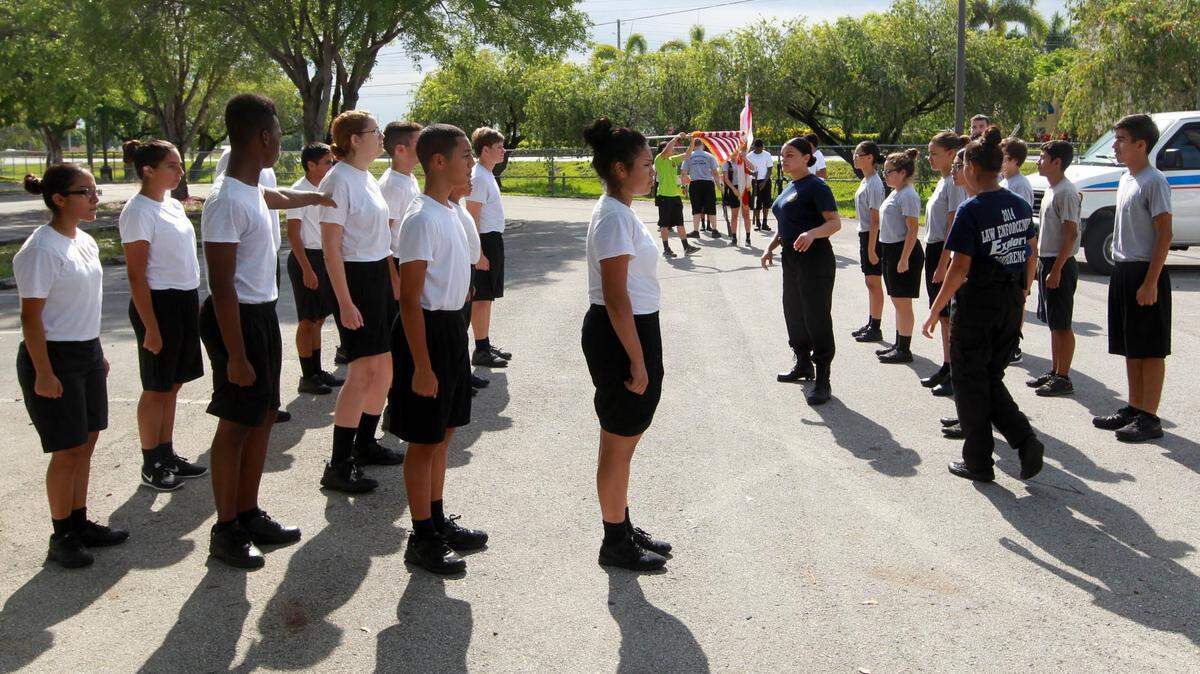 Foto de archivo que muestra a miembros del programa Exploradores, de la Policía de Homestead, realizando ejercicios como parte de su entrenamiento, en junio del 2015.