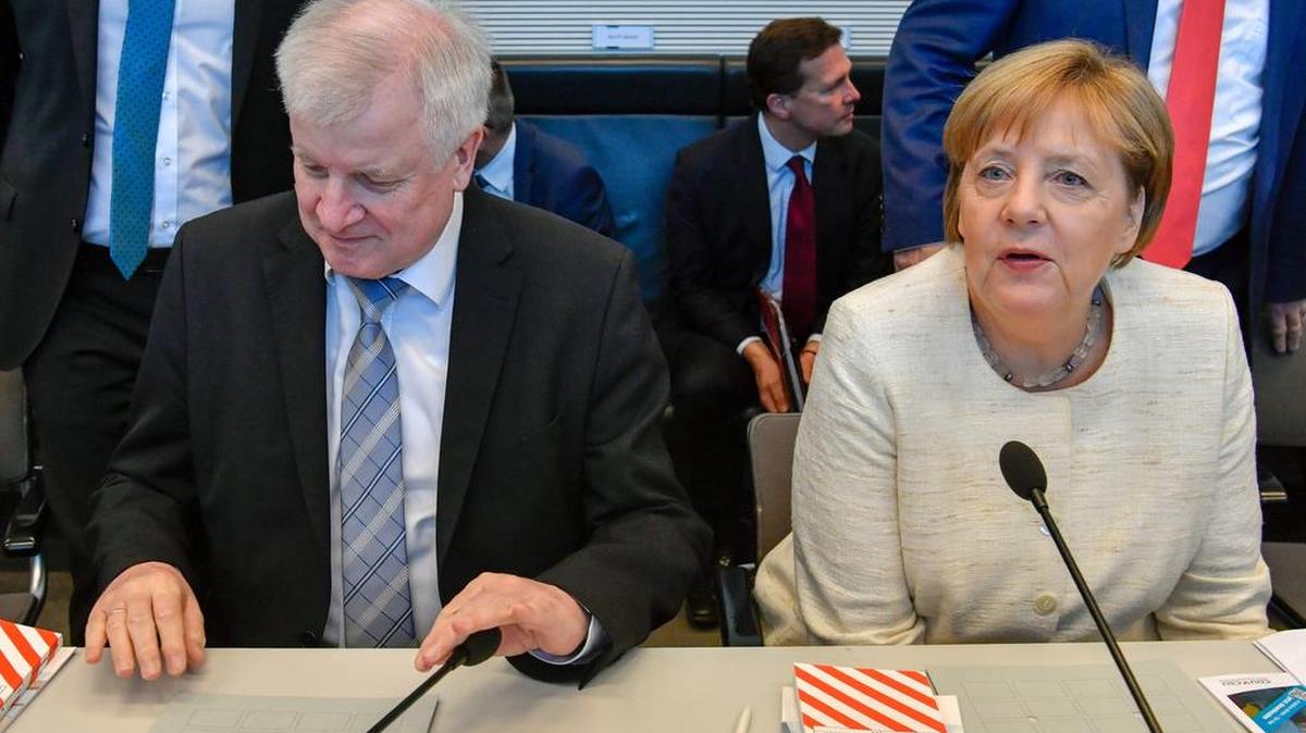 La canciller de Alemania, Angela Merkel, y el ministro del Interior, Horst Seehofer, participan en una reunión parlamentaria el 3 de julio en Berlín.