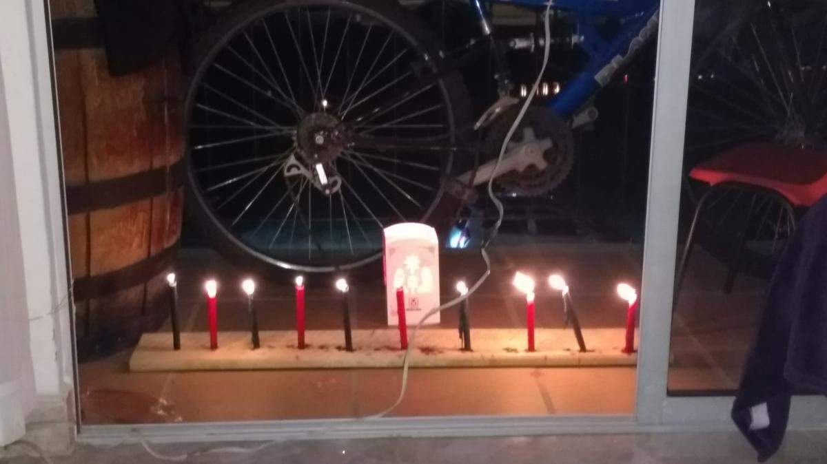 Una familia celebra la noche de las velitas en su apartamento, en Bogotá, Colombia, en diciembre de 2021.