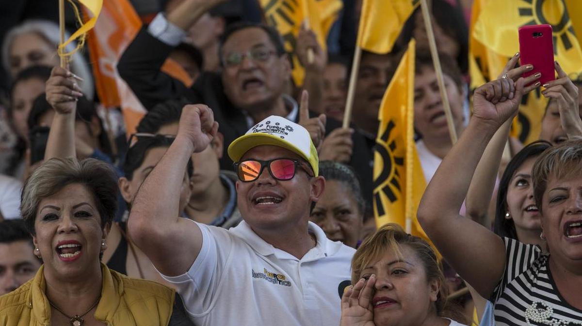 Partidarios del candidato presidencial mexicano Ricardo Anaya asisten a una concentración política el 11 de marzo en la Ciudad de México.