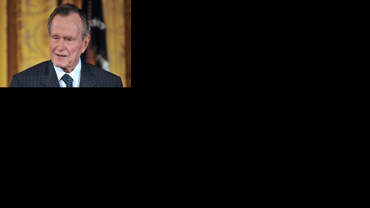 
El ex presidente George H. W. Bush participa en una recepción en la Casa Blanca en el 2009.
