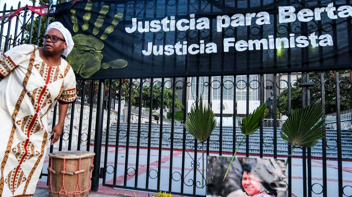 La activista hondureña Miriam Miranda rinde homenaje a la líder ambientalista indígena Berta Cáceres el 16 de septiembre de 2018, frente a la Corte Suprema de Justicia en Tegucigalpa. La protesta fue para exigir justicia por la muerte de Cáceres, quien fue asesinada en 2016.