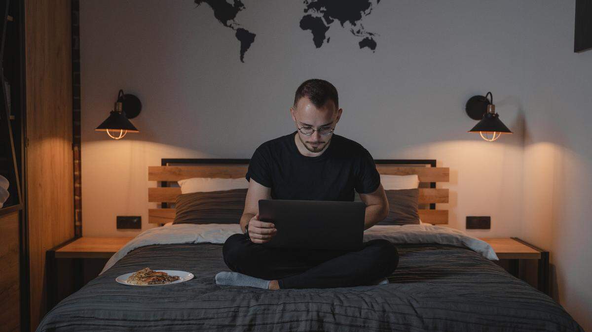 La pandemia del COVID-19 popularizó el teletrabajo como opción laboral, y ahora la mayoría de los jóvenes defienden la flexibilidad que les ofrece esta alternativa. 