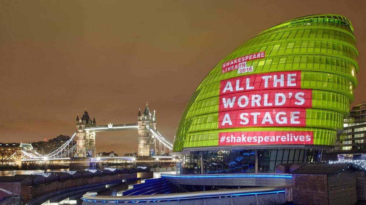 El Ayuntamiento de Londres exhibe un anuncio del programa mundial “Shakespeare Lives” (Shakespeare vive), que comienza este martes 5 de enero. El programa usa la obra del bardo inglés como recurso educativo.
