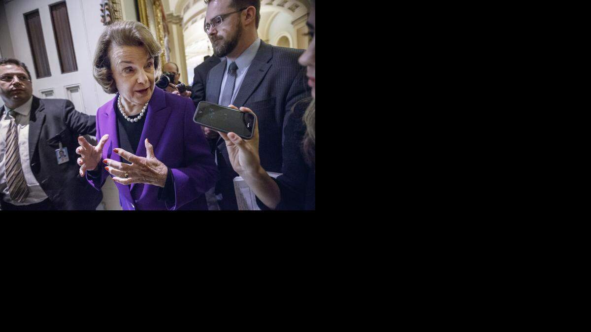 
La senadora Dianne Feinstein, presidenta del Comité de Inteligencia del Senado, habla con la prensa en el Capitolio, el martes pasado, tras presentar un informe sobre los interrogatorios de la CIA.
