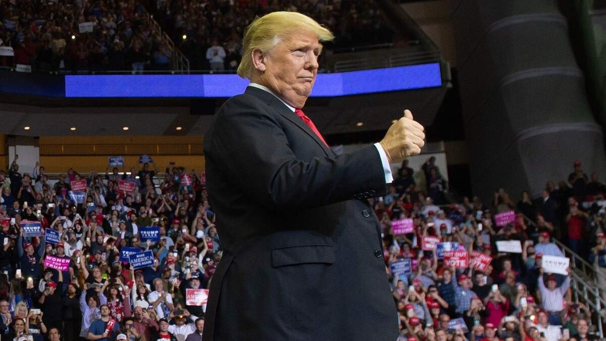 El presidente Donald Trump saluda a sus seguidores al llegar a un acto de campaña por los candidatos republicanos en Texas, el lunes en el Toyota Center en Houston.