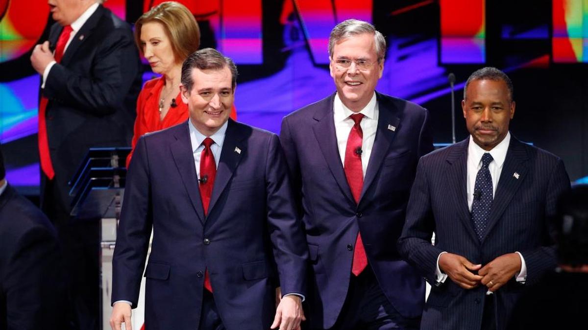 Los candidatos presidenciales republicanos (desde la izq.) Donald Trump, Carly Fiorina, Ted Cruz, Jeb Bush y Ben Carson se retiran después del debate organizado por CNN en el Venetian Hotel & Casino, en Las Vegas, el 15 de diciembre. 