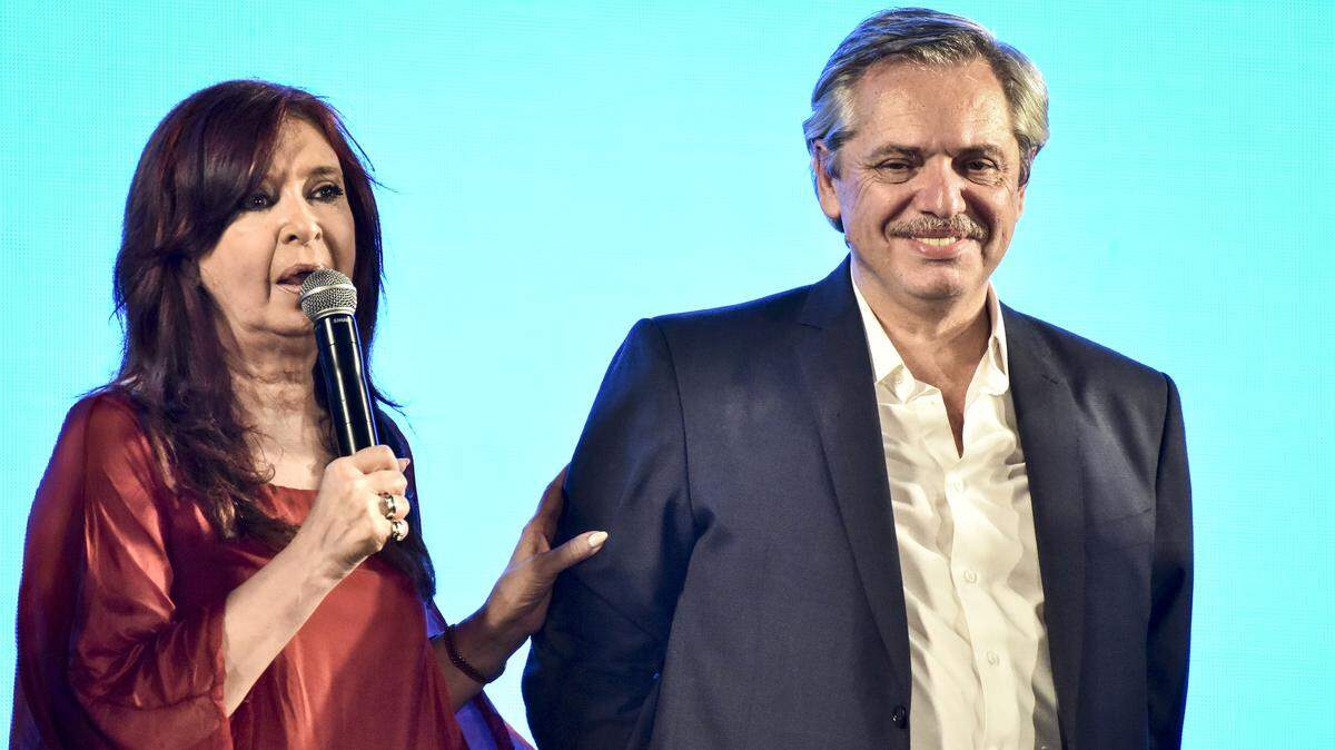 La candidata a la vicepresidencia argentina, Cristina Fernández, y el candidato presidencial Alberto Fernández se dirigen a sus seguidores después de la elección general del domingo 27 de octubre de 2019 en Buenos Aires, Argentina.