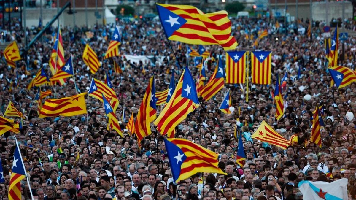 Una multitud alza banderas catalanas en una manifestación en Barcelona en el 2015. El gobierno de Cataluña organizará un referendo sobre la separación del Estado español, que se celebrará en octubre.
