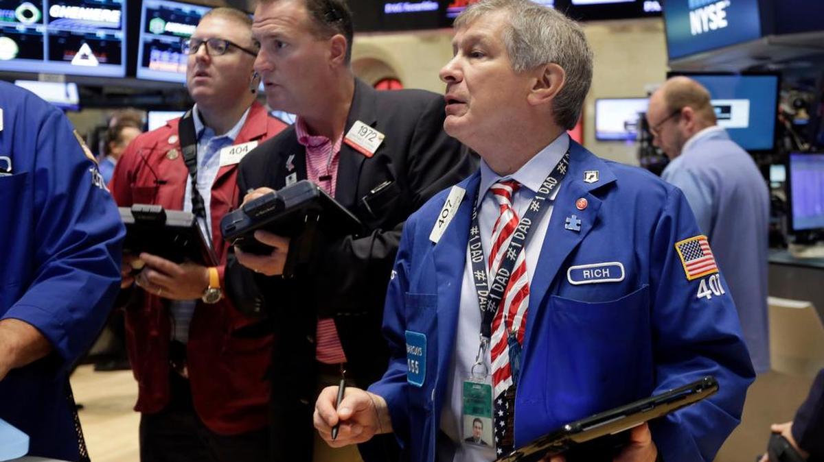 
Agentes bursátiles observan el viernes pasado el movimiento de las acciones en la Bolsa de Nueva York, donde imperaban inquietudes por la caída de la economía china.
