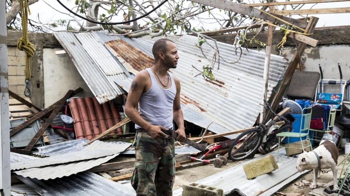 Un hombre examina los daños causados por el huracán Irma en su propiedad en San Juan. El poderoso ciclón devastó Puerto Rico y dejó a toda la isla sin fluido eléctrico.