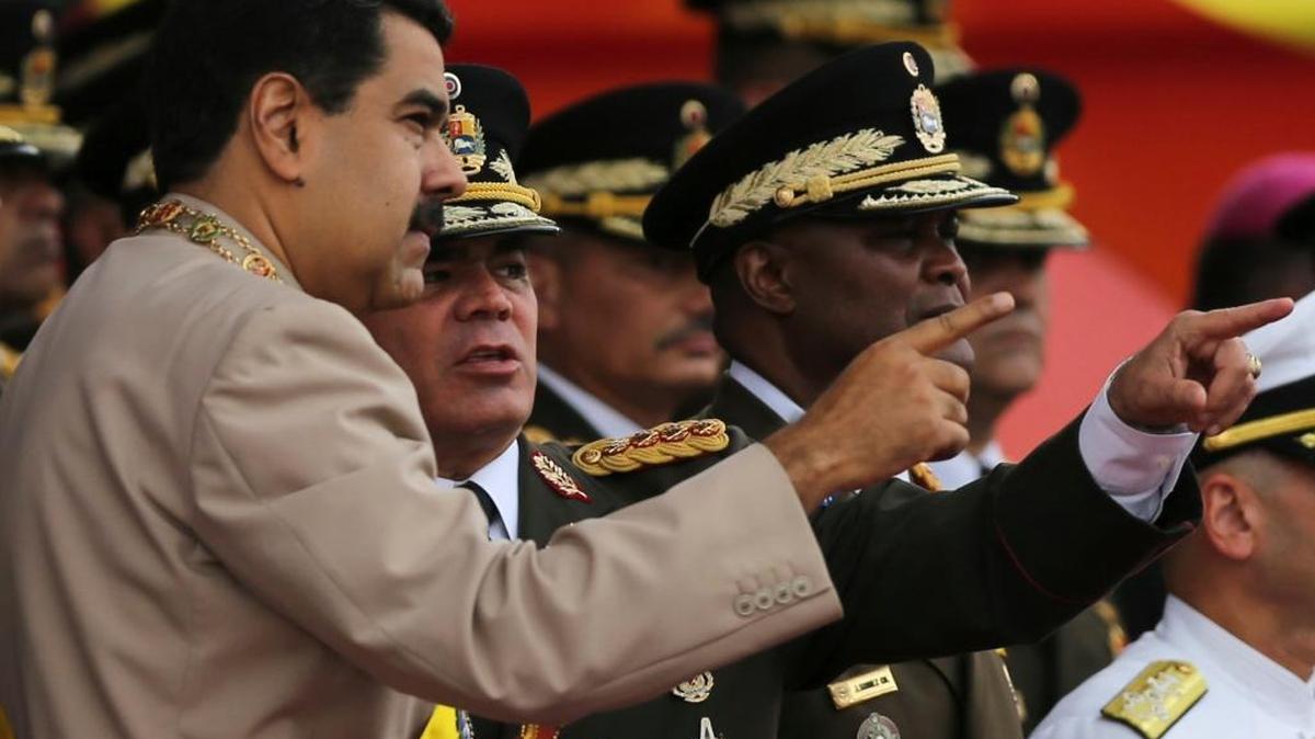 El gobernante de Venezuela, Nicolás Maduro, habla con su ministro de Defensa, Vladimir Padrino López, durante las celebraciones del Día del Ejército en Fuerte Tiuna, en Caracas.