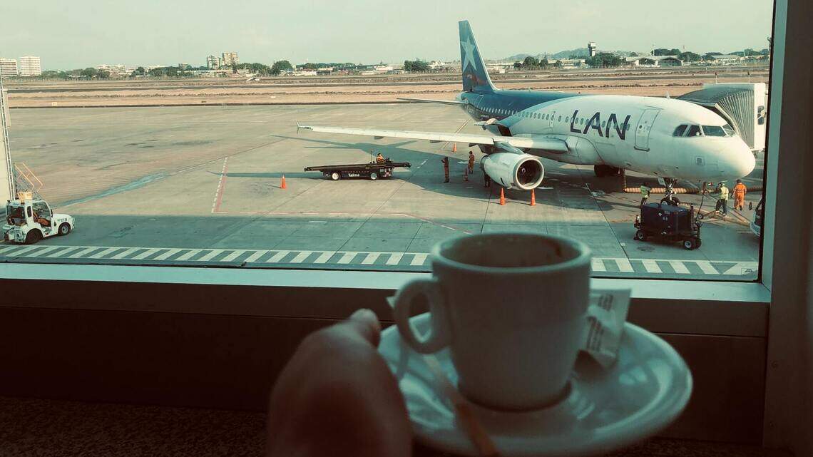 Cavernícolas y todo por comprar un café en el aeropuerto | Opinión