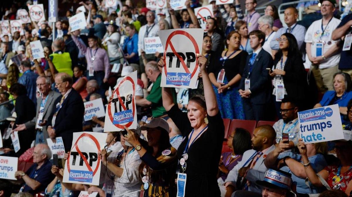 Partidarios de Bernie Sanders muestran pancartas en la Convención Nacional Republicana, el 25 de julio, en el Wells Fargo Center, en Filadelfia.