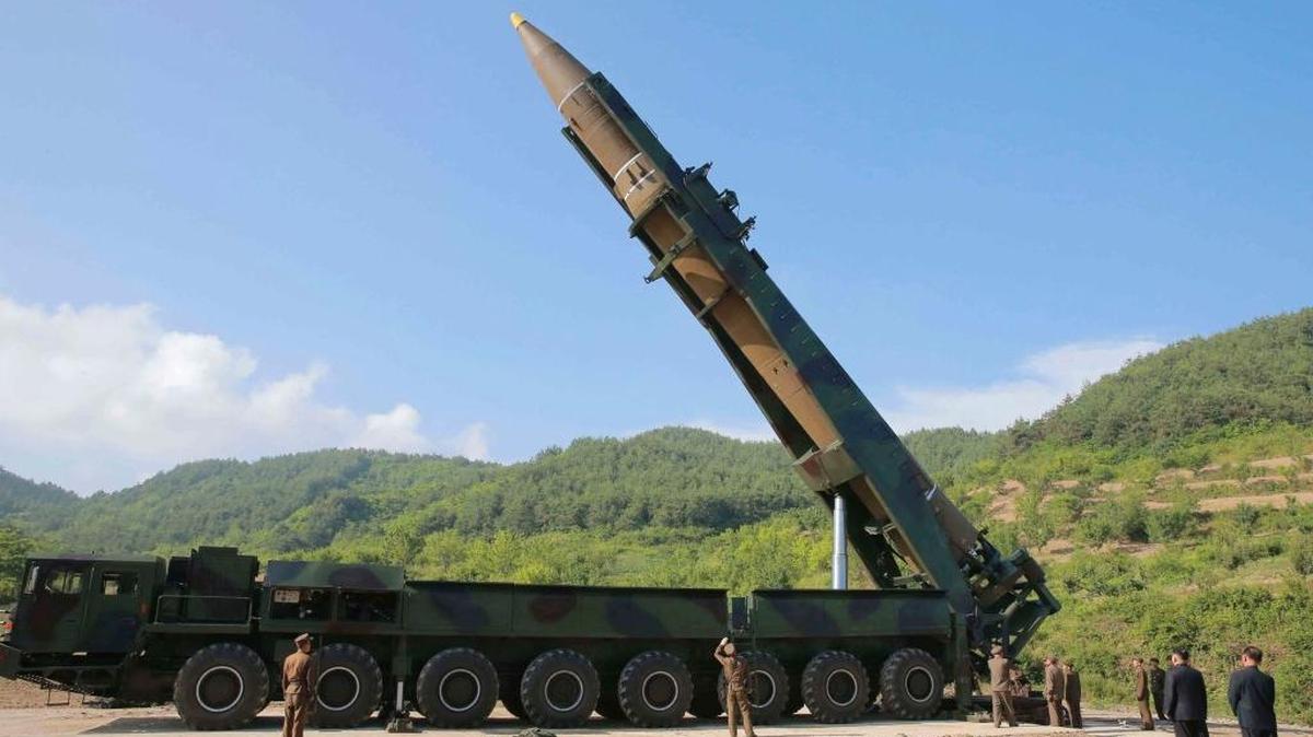 El líder norcoreano Kim Jong Un (segundo desde la derecha) revisa la preparación de un misil balístico intercontinental para su lanzamiento en el noroeste de Corea del Norte, el pasado 4 de julio.