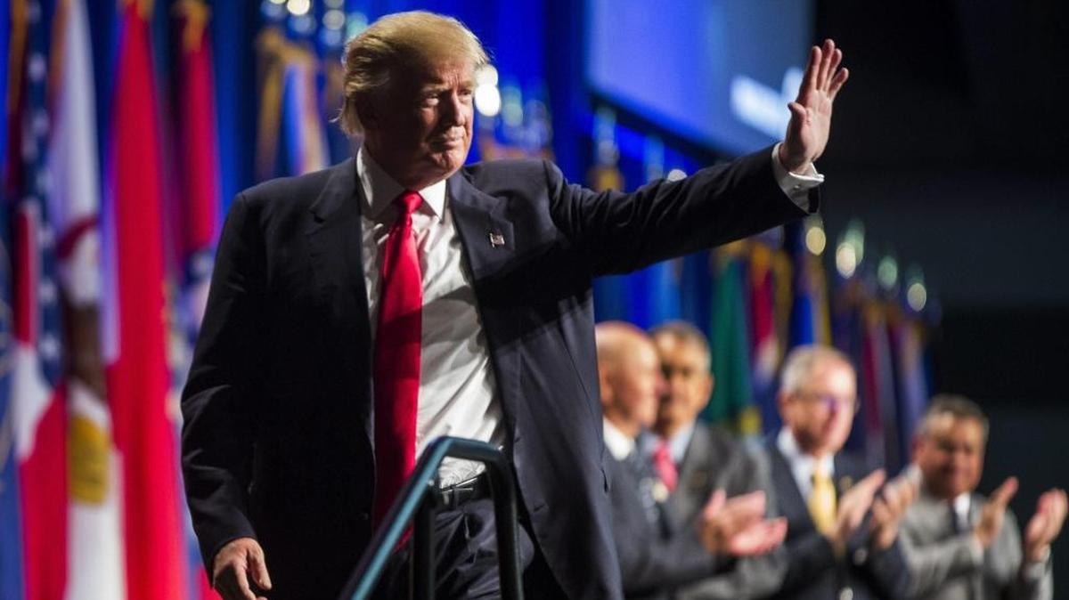 El candidato republicano a la presidencia de EEUU, Donald Trump, saluda al público tras su discurso en el centro de Convenciones de Baltimore en Estados Unidos, el 12 de septiembre
