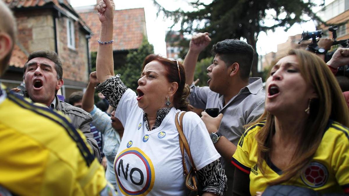 Opositores al proceso de paz con las FARC celebran en Bogotá al conocerse los resultados del plebiscito sobre el acuerdo con la guerrilla, el domingo pasado.