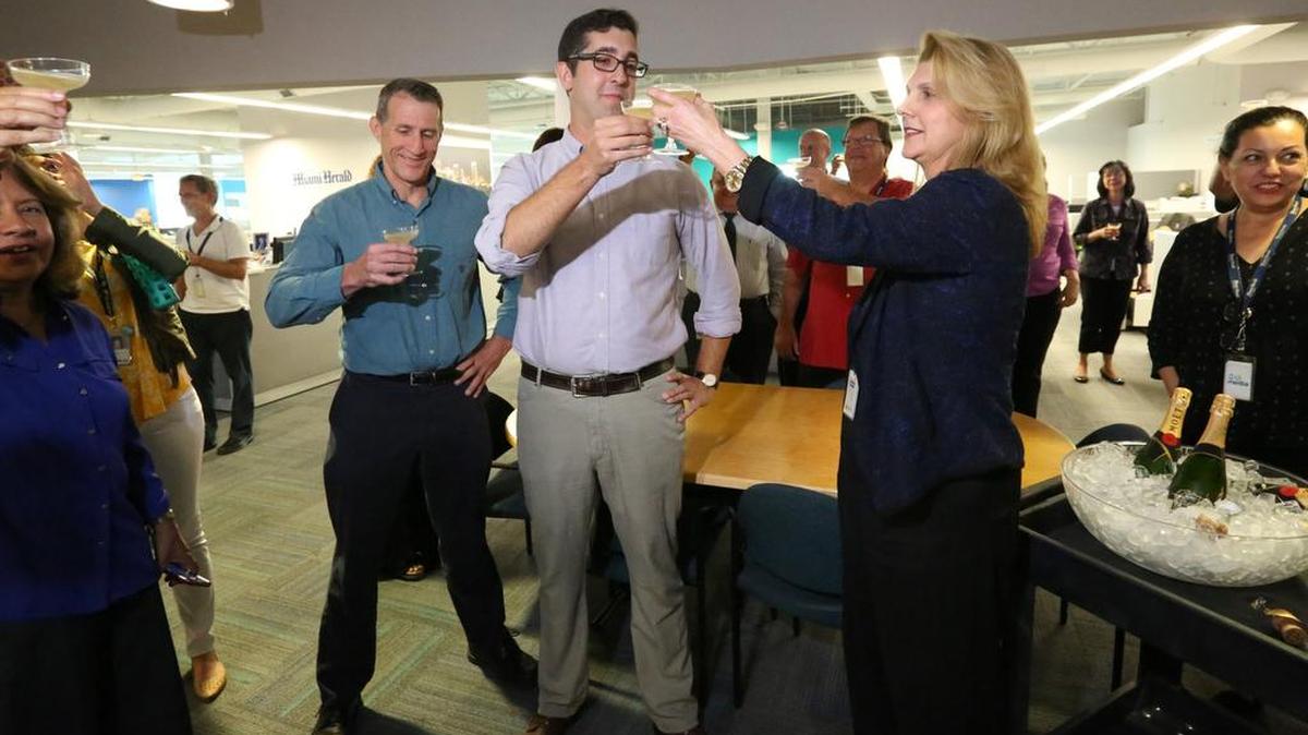 El reportero Nicholas Nehamas brinda con Alex Villoch, presidente de Miami Herald Media Co., celebrando los premios Pulitzer obtenidos por el Miami Herald.