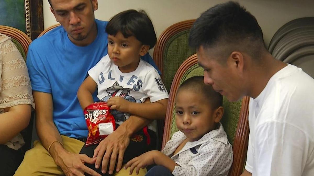 Dos inmigrantes indocumentados participan en una conferencia de prensa con sus respectivos hijos en Nueva York, el 11 de julio. Los hombres y sus hijos se reunieron después de estar separados casi dos meses, tras cruzar la frontera sur.