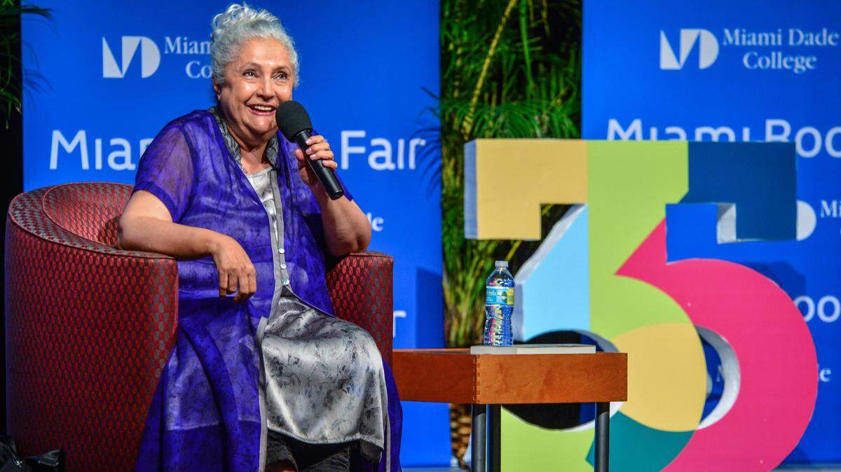 La escritora mexicana Laura Esquivel habla sobre sus dos últimas novelas “Mi negro pasado” y “El diario de Tita”, el 11 de noviembre en el Auditorio del Miami Dade College en Miami.
