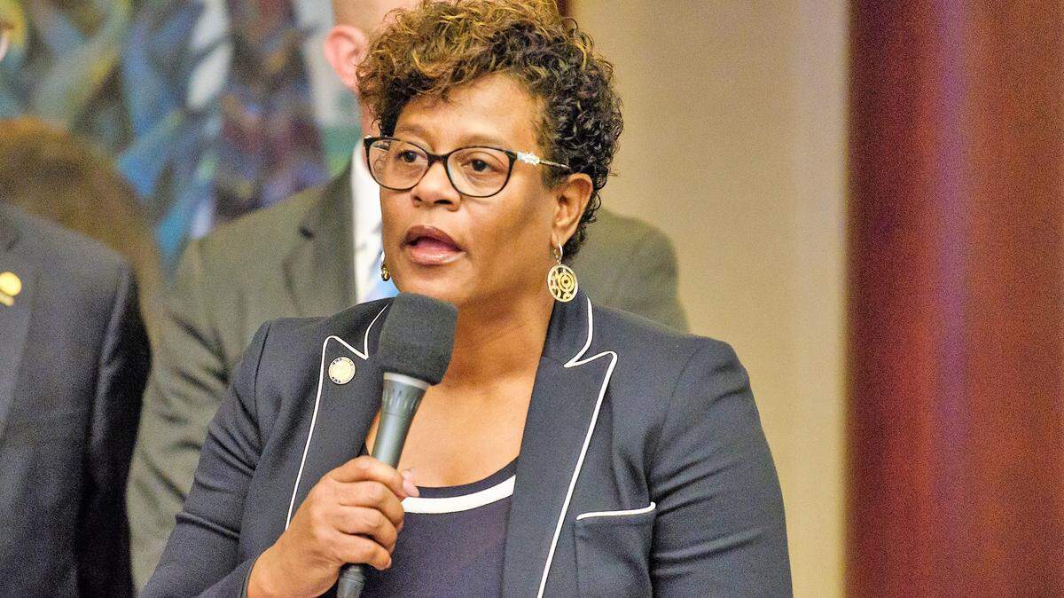 La representante demócrata Kimberly Daniels (Jacksonville) participa en un debate en la Cámara de la Florida, el 31 de enero de 2018.