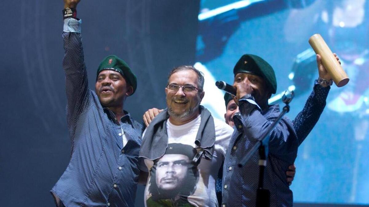 Rodrigo Londoño (centro), alias ‘Timochenko’, jefe principal de las FARC, con miembros de la guerrilla en la décima conferencia de las FARC, en Yari Plains, al sur de Colombia, el 18 de septiembre.