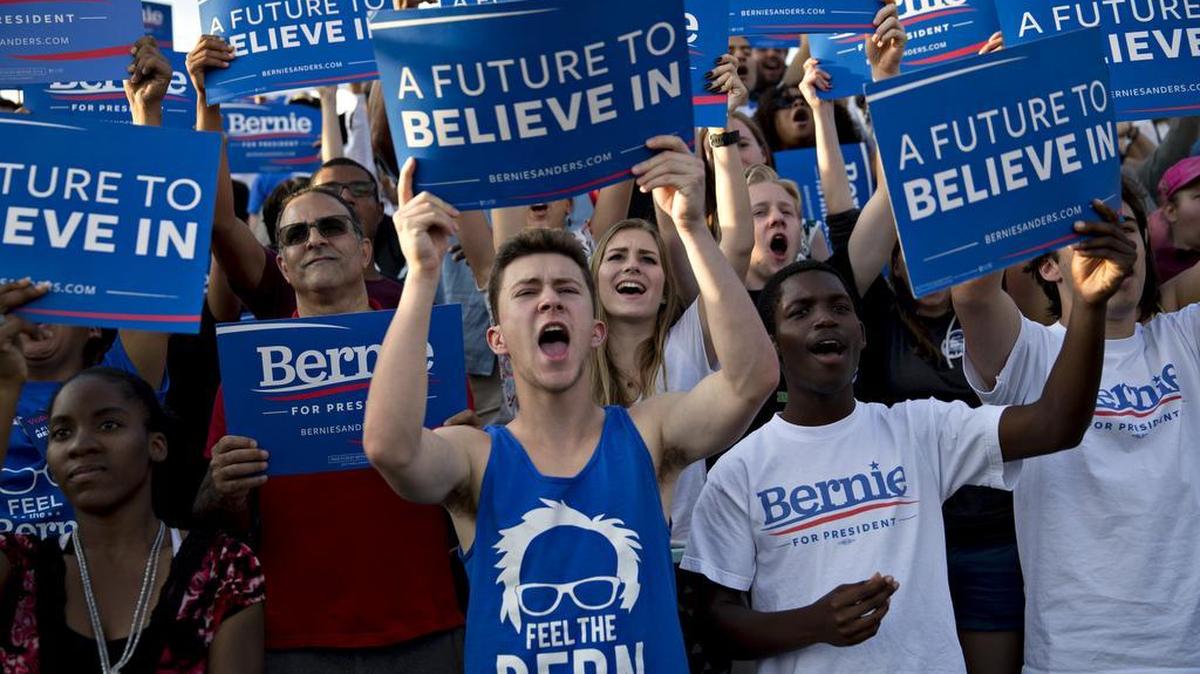 Una multitud aplaude al candidato demócrata Bernie Sanders en un acto de su campaña en Washington, el 9 de junio. El presidente Barack Obama apoyó el mismo día a la rival de Sanders, la ex secretaria de Estado Hillary Clinton.