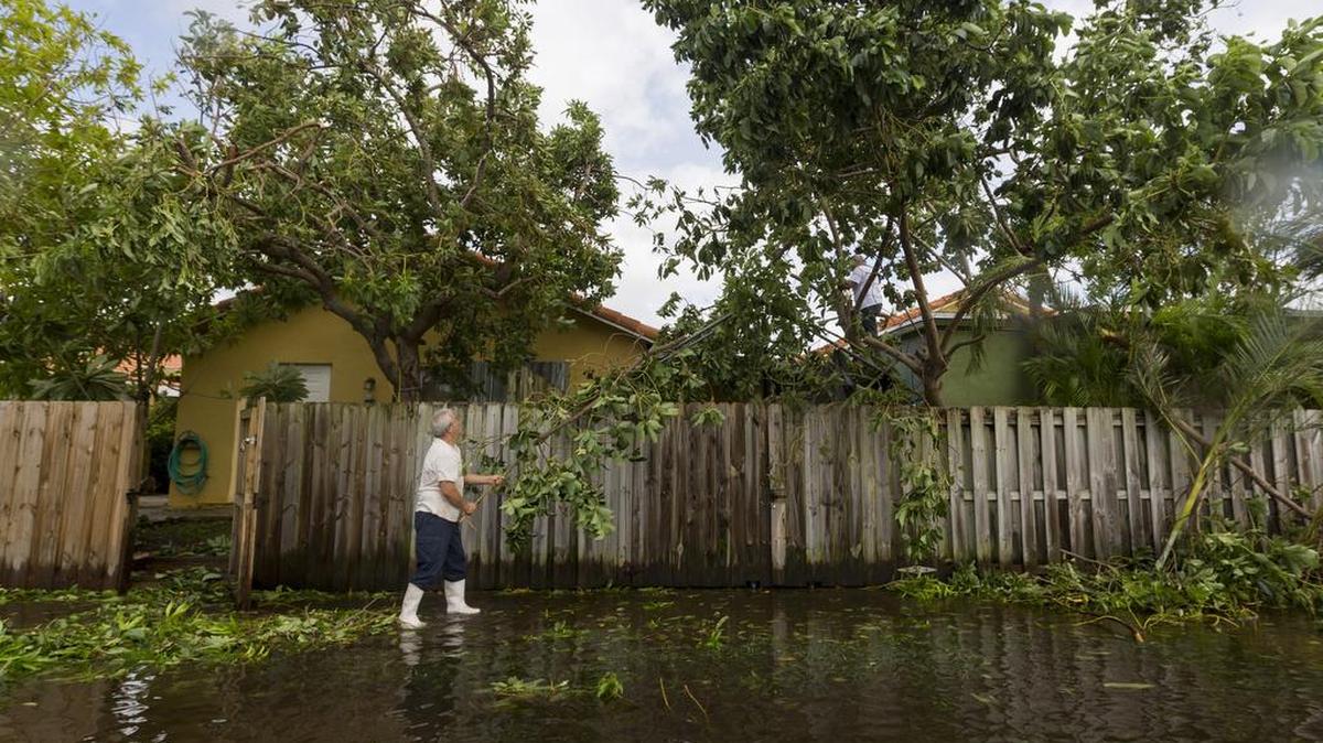 Un hombre limpia el lunes los destrozos causados por el huracán Irma en el sur de Miami.