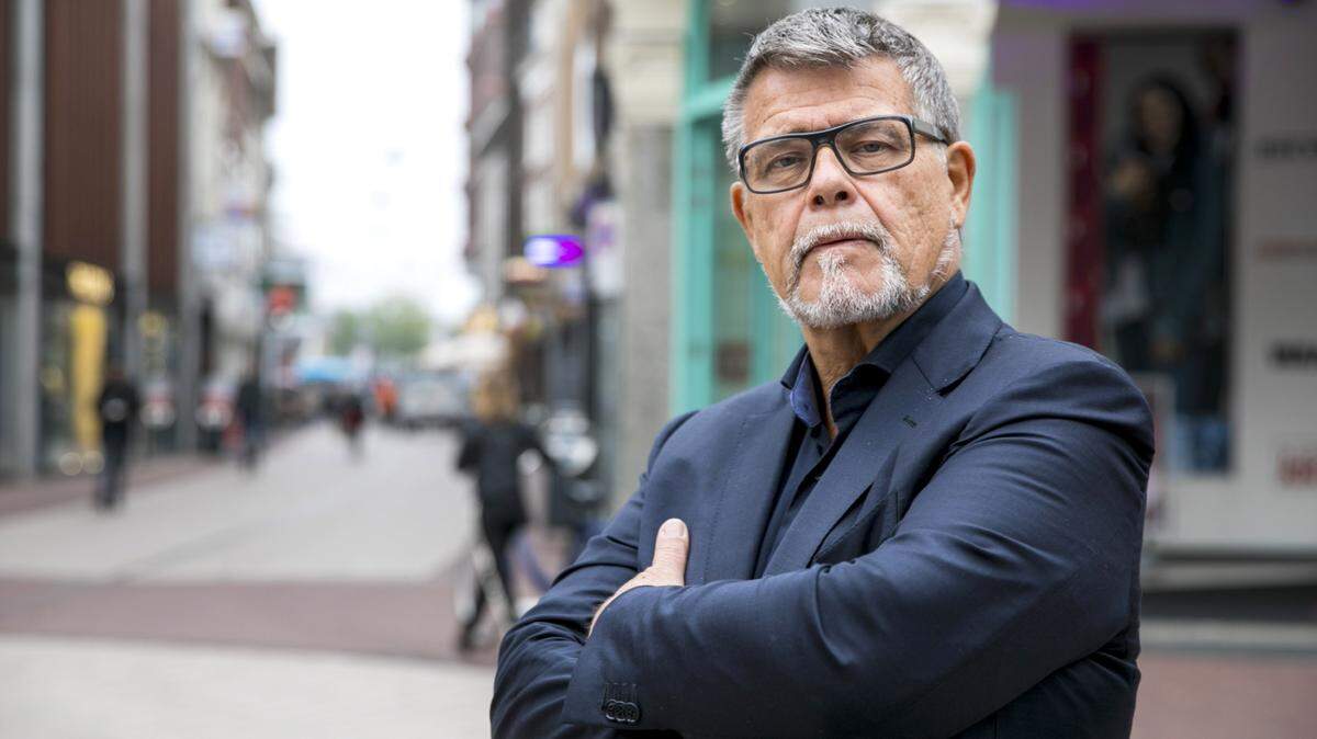 El holandés Emile Ratelband, de 69 años, ha iniciado una batalla legal para quitarse legalmente veinte años por haber supuestamente sido discriminado por una aplicación de citas.  En la foto, Ratelband posa el 5 de noviembre de 2018 en Arnhem, Holanda.