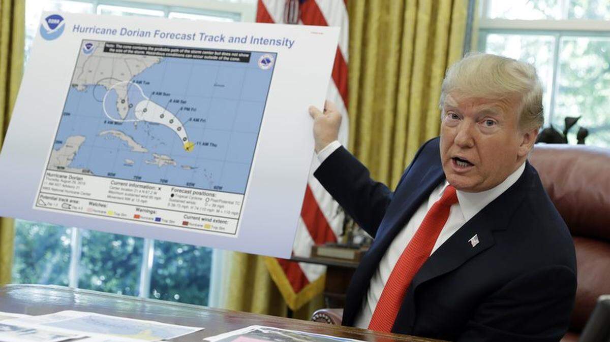 El presidente Donald Trump muestra el 4 de septiembre un mapa de la trayectoria estimada del huracán Dorian que está visiblemente alterado para incluir Alabama, un estado que no estaba en peligro por la tormenta.