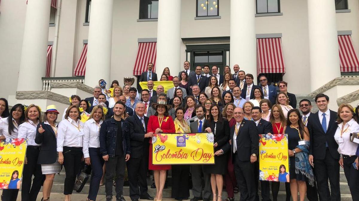La senadora estatal Annette Taddeo celebra el “Colombia Day” (Día de Colombia) en el Capitolio de Tallahassee, acompañado de invitados especiales y otros legisladores.