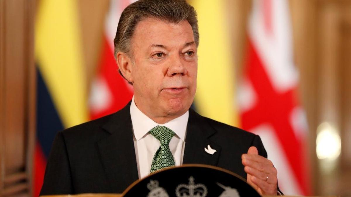 El presidente colombiano Juan Manuel Santos habla a la prensa en su reciente visita a Gran Bretaña a principios de noviembre.