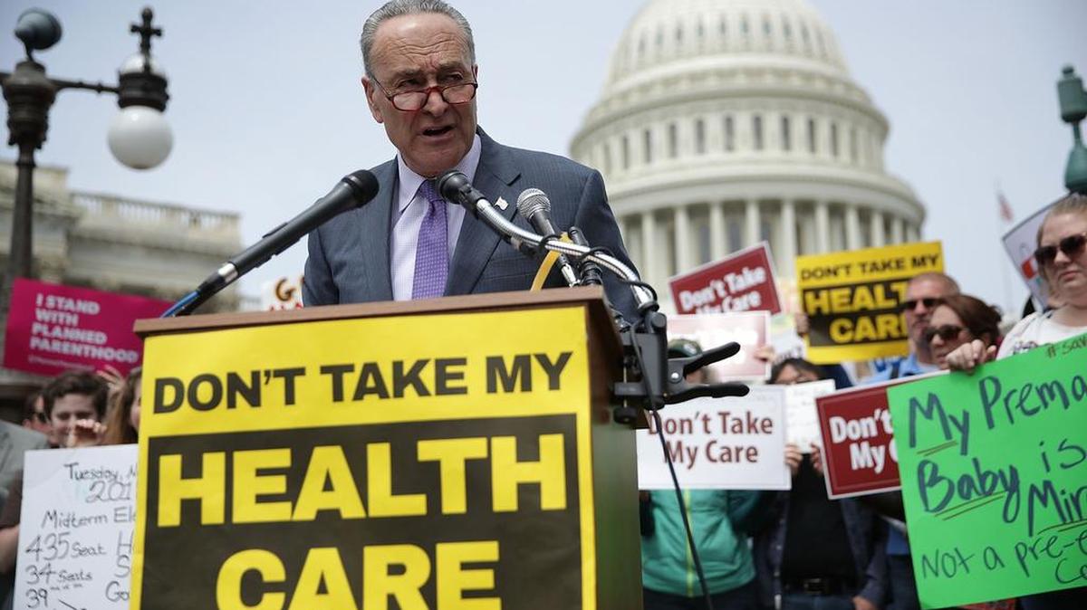 El líder de la minoría del Senado, Charles Schumer, demócrata por Nueva York, participa en una manifestación en Washington, el 4 de mayo, contra el plan de salud republicano que reemplazaría a Obamacare.