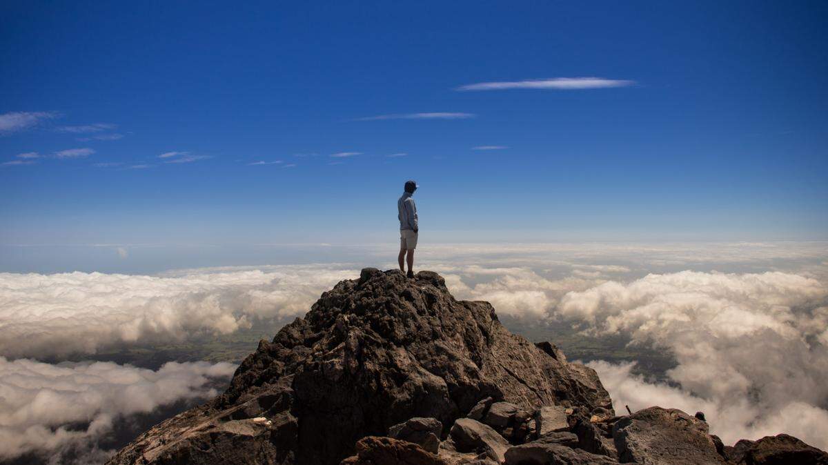 No esperes que las cosas te lluevan del cielo. Ya te han dado el regalo más grande: estar con vida. Ahora te toca a ti hacer posible lo que crees imposible.