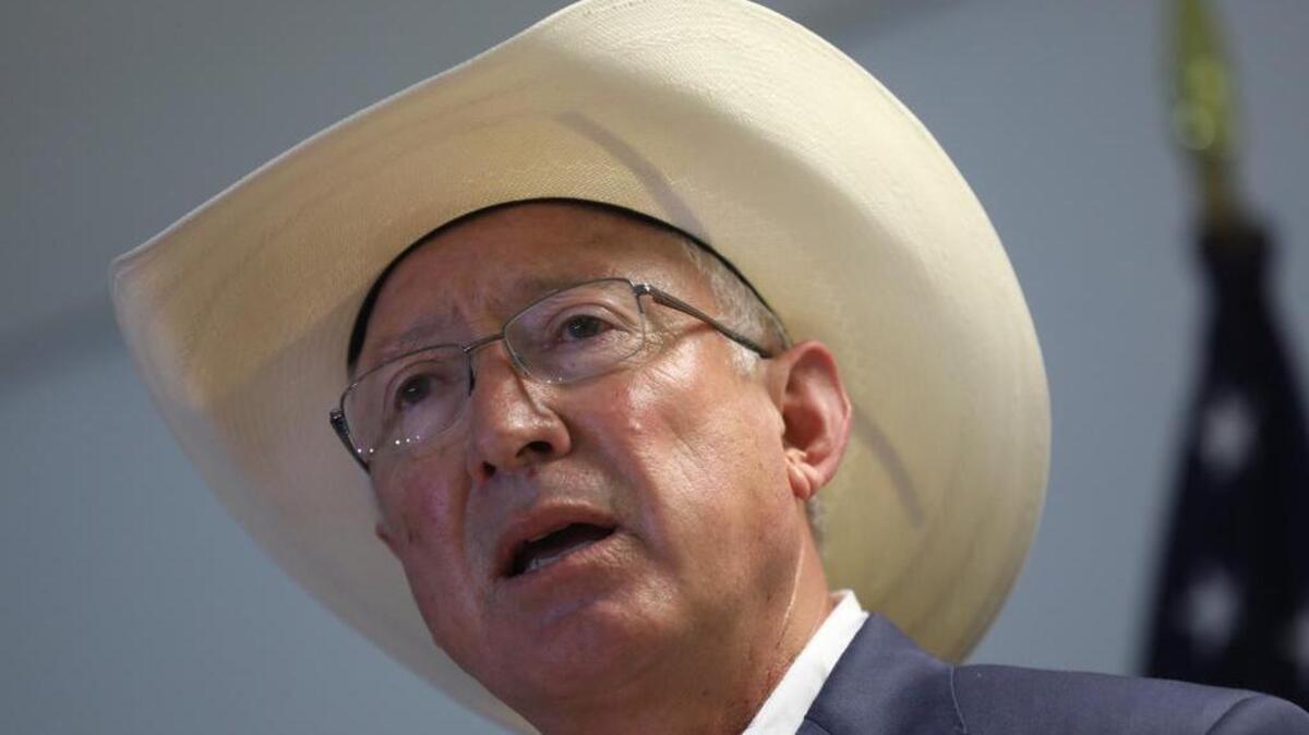 MEX1235. CIUDAD DE MÉXICO (MÉXICO), 11/09/2021.- El nuevo embajador de Estados Unidos en México, Ken Salazar, habla durante una rueda prensa a su llegada al Aeropuerto Internacional de la Ciudad de México. Salazar llegó este sábado a territorio mexicano, donde enunció la migración, la pandemia, la seguridad y el cambio climático como sus prioridades. EFE/Sáshenka Gutiérrez
