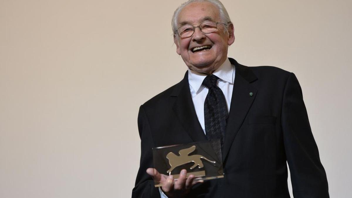 El legendario director polaco Andrzej Wajda recibe el Premio Persol en el Festival de Cine de Venecia, en el 2013. Wajda falleció el 9 de octubre.