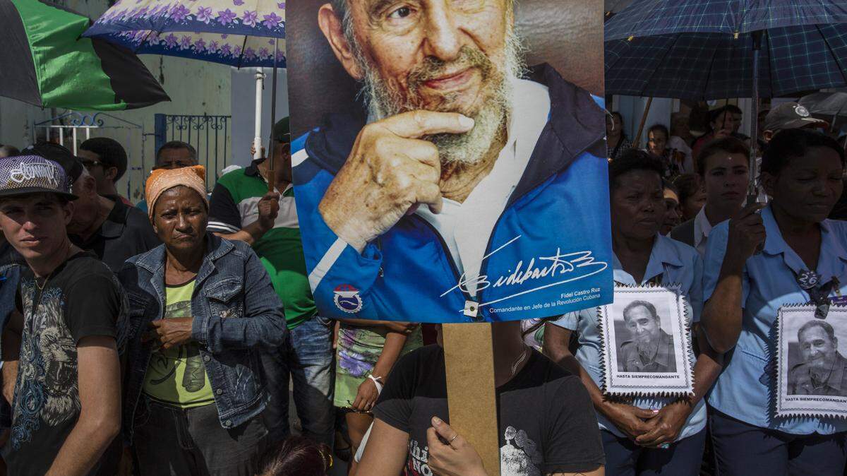 Cubanos durante los funerales de Fidel Castro el 2 de diciembre del 2016.